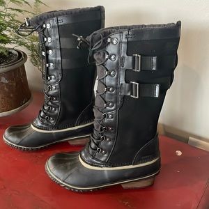Sorel tall boots - fits more like a 10- smoke free home